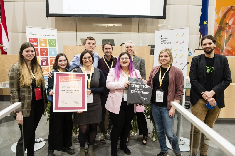 Preisträger Kategorie Klimapolitisches Engagament: Projekt "LCOY Austria" mit Jugend-Umwelt-Plattform JUMP Simon Büchler (re) und Vorsitzende der Bundesjugenvertretung Sabrina Prochaska und Fiona Herzog