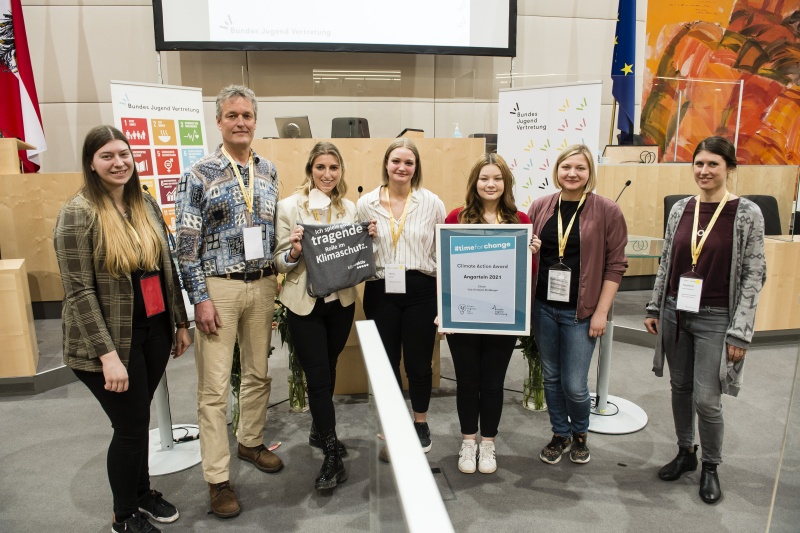 Preisträger Kategorie Klimaaktion: Projekt "Angarteln 2021" mit Bundesweites Netzwerk Offene Jugendarbeit bOJA Stephanie Deimel-Scherzer und Vorsitzende der Bundesjugenvertretung Sabrina Prochaska und Fiona Herzog