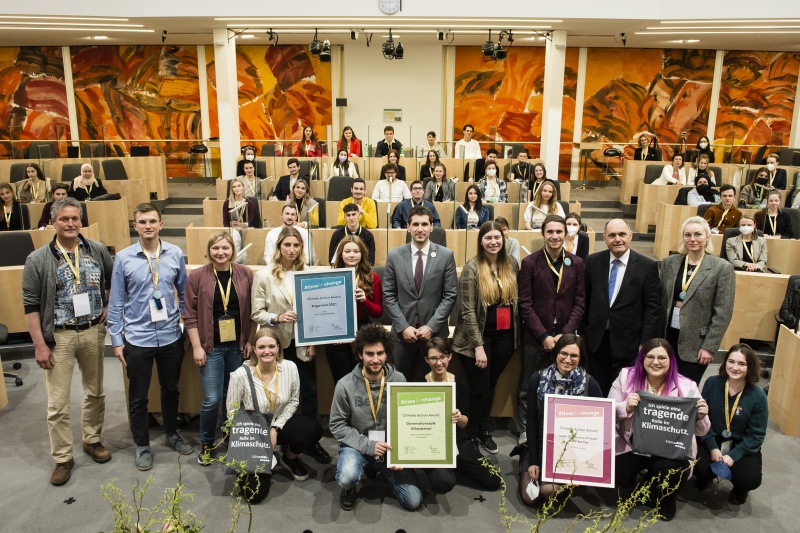 Gruppenfoto mit allen PreisträgerInnen. 4. von links: Nationalratspräsident Wolfgang Sobotka (ÖVP). Bildmitte: Nationalratsabgeordneter Lukas Hammer (Grüne)