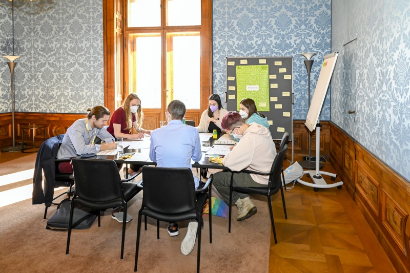 Blick Richtung VeranstaltungsteilnehmerInnen bei der Gruppenarbeit