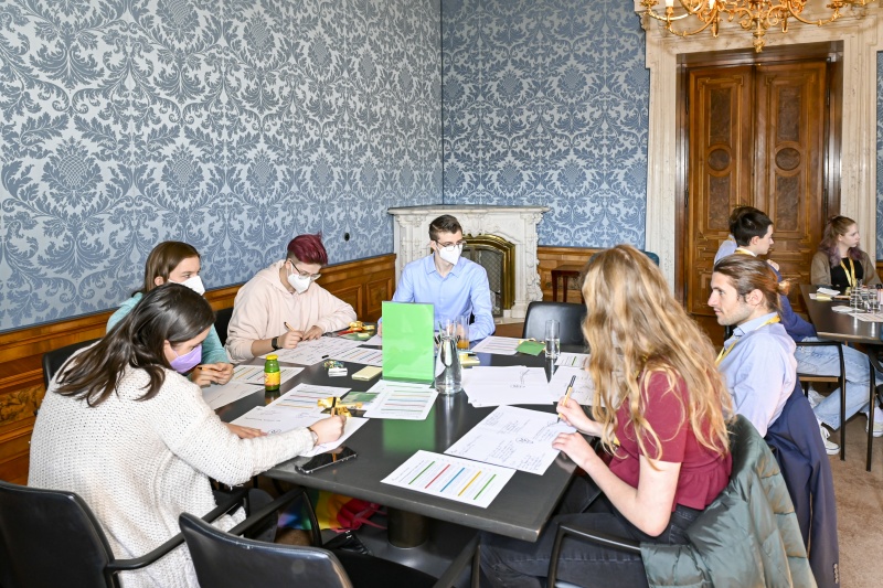 Blick Richtung VeranstaltungsteilnehmerInnen bei der Gruppenarbeit