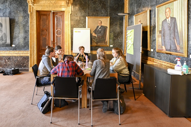 Blick Richtung VeranstaltungsteilnehmerInnen bei der Gruppenarbeit