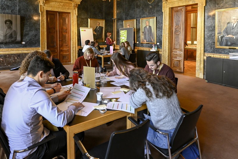 Blick Richtung VeranstaltungsteilnehmerInnen bei der Gruppenarbeit