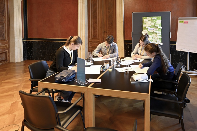 Blick Richtung VeranstaltungsteilnehmerInnen bei der Gruppenarbeit