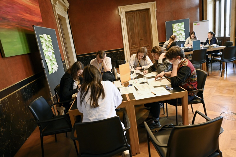 Blick Richtung VeranstaltungsteilnehmerInnen bei der Gruppenarbeit