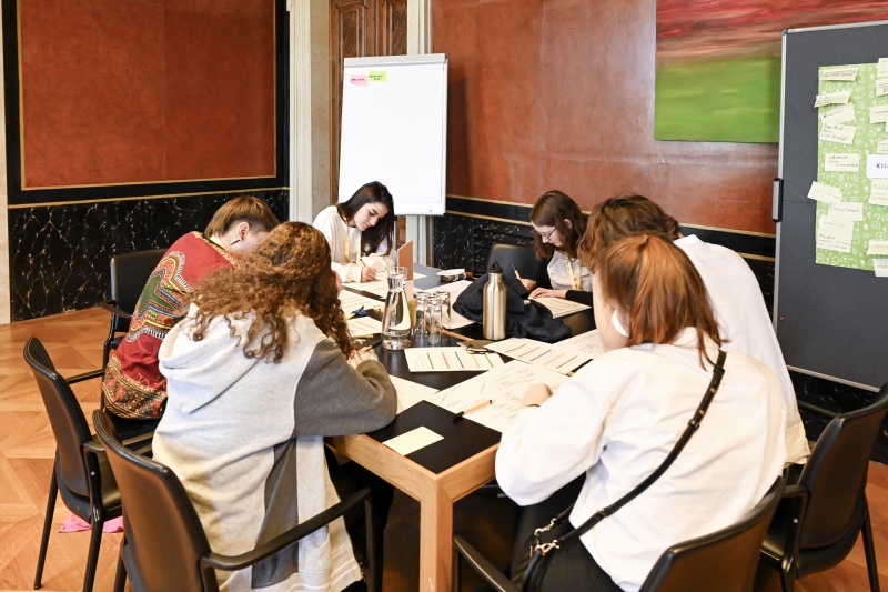 Blick Richtung VeranstaltungsteilnehmerInnen bei der Gruppenarbeit