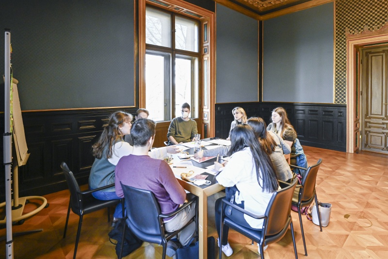 Blick Richtung VeranstaltungsteilnehmerInnen bei der Gruppenarbeit