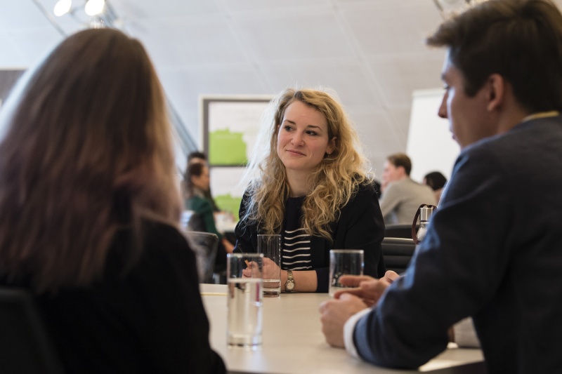 Bildmitte: Nationalratsabgeordnete Eva Maria Holzleitner (SPÖ)