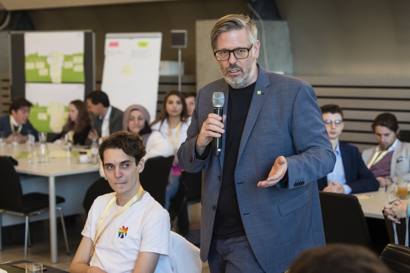 Abschließende Worte der VeranstaltungsteilnehmerInnen. Nationalratsabgeordneter Ralph Schallmeiner (GRÜNE)