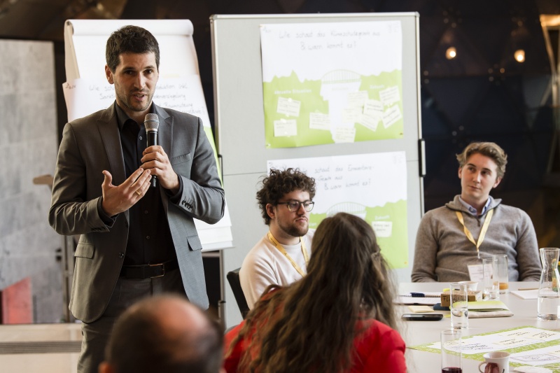 Abschließende Worte der VeranstaltungsteilnehmerInnen. Nationalratsabgeordneter Lukas Hammer (GRÜNE)