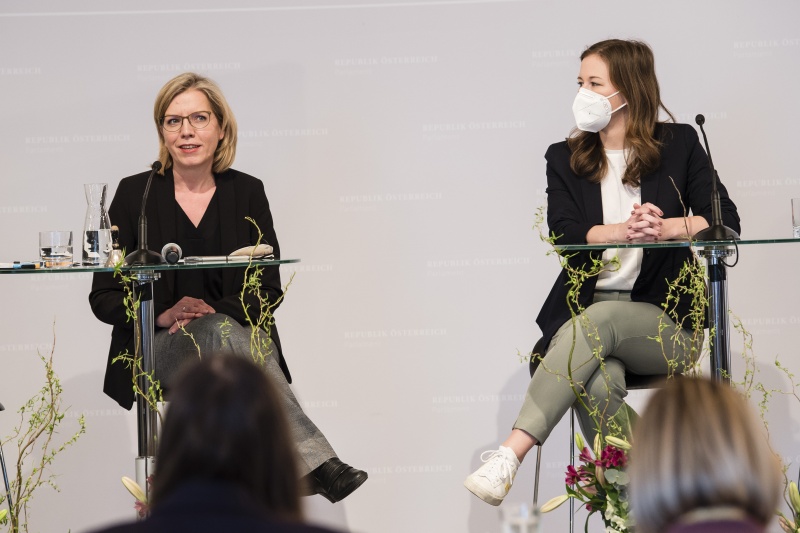 Vorstellung der Projekte. Am Podium von links: Infrastrukturministerin Leonore Gewessler (GRÜNE), Staatssekretärin Claudia Plakolm (ÖVP)