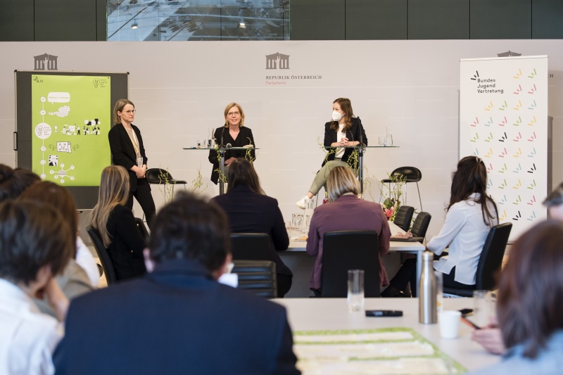 Vorstellung der Projekte. Am Podium von links: Moderatorin, Infrastrukturministerin Leonore Gewessler (GRÜNE), Staatssekretärin Claudia Plakolm (ÖVP)