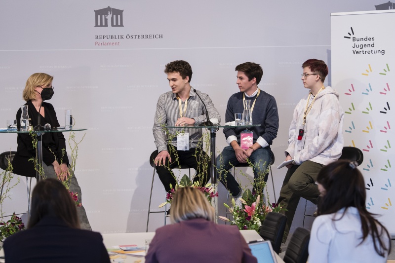 Vorstellung der Projekte. Am Podium von links: Infrastrukturministerin Leonore Gewessler (GRÜNE), VeranstaltungsteilnehmerInnen