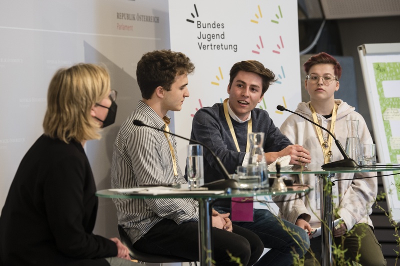 Vorstellung der Projekte. Am Podium: VeranstaltungsteilnehmerInnen