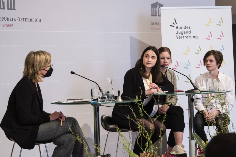 Vorstellung der Projekte. Am Podium von links: Infrastrukturministerin Leonore Gewessler (GRÜNE), VeranstaltungsteilnehmerInnen