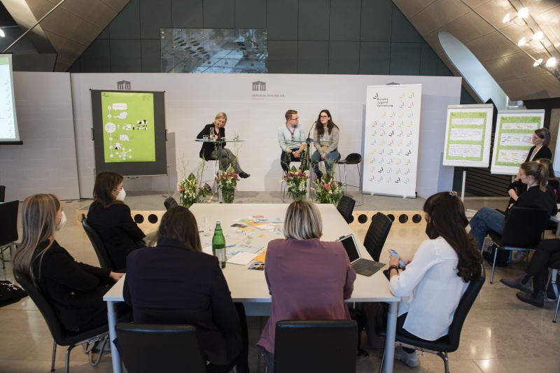 Vorstellung der Projekte. Am Podium von links: Infrastrukturministerin Leonore Gewessler (GRÜNE), VeranstaltungsteilnehmerInnen