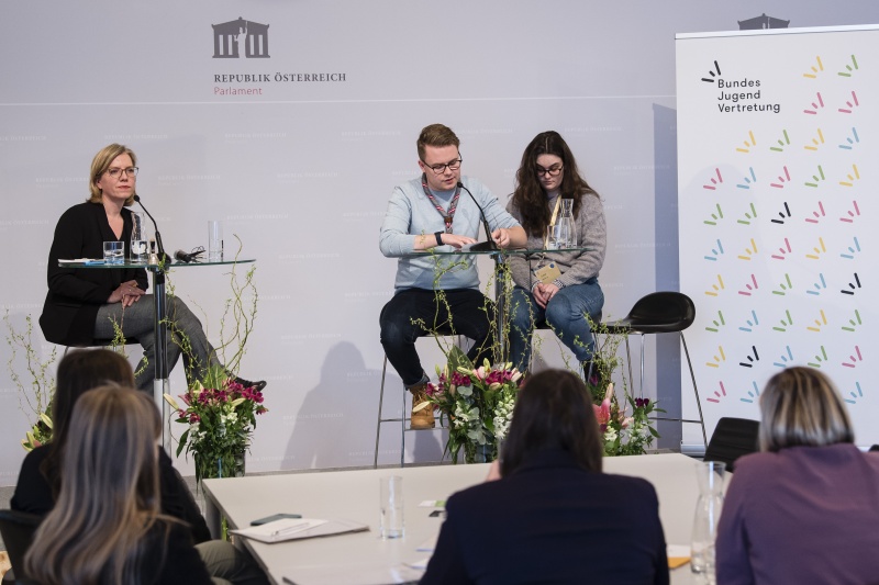 Vorstellung der Projekte. Am Podium von links: Infrastrukturministerin Leonore Gewessler (GRÜNE), VeranstaltungsteilnehmerInnen