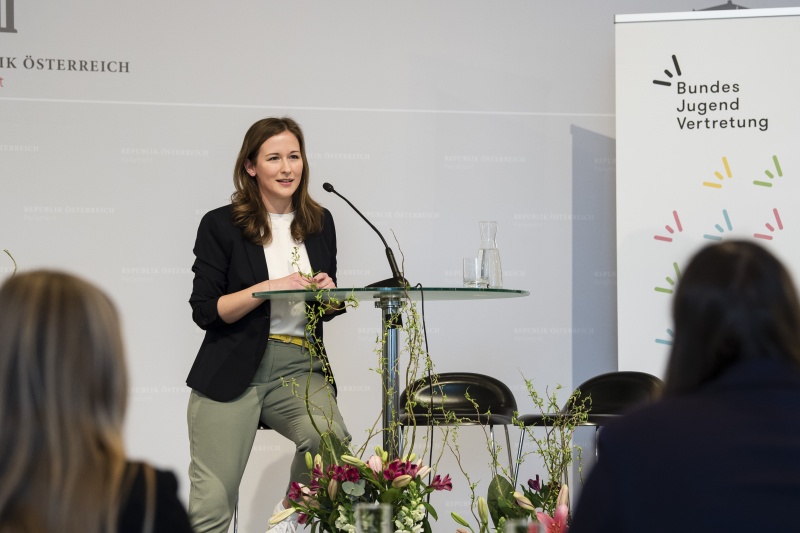 Vorstellung der Projekte. Am Podium: Staatssekretärin Claudia Plakolm (ÖVP)