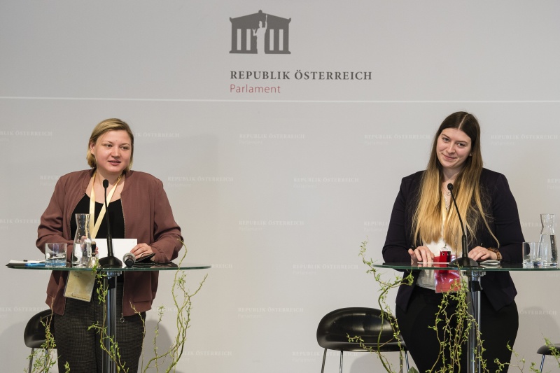 Vorstellung der Projekte. Am Podium: Vorsitzende der Bundesjugenvertretung Sabrina Prochaska und Fiona Herzog