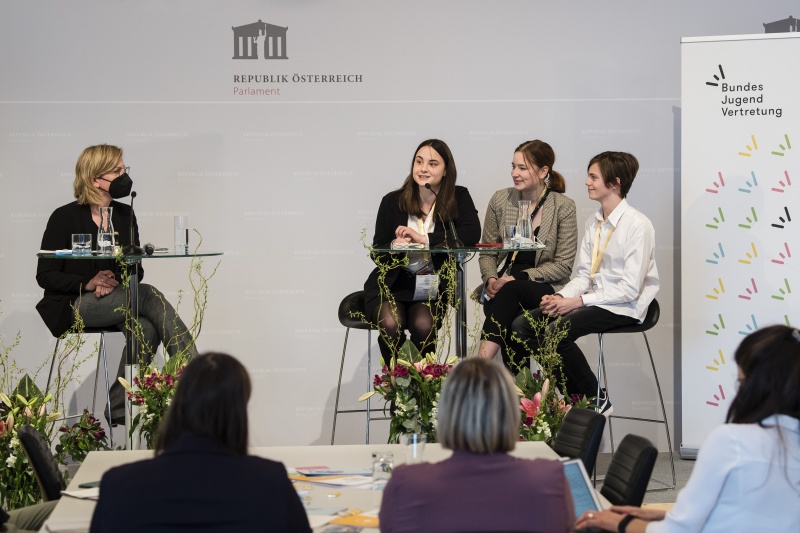 Vorstellung der Projekte. Am Podium von links: Infrastrukturministerin Leonore Gewessler (GRÜNE), VeranstaltungsteilnehmerInnen