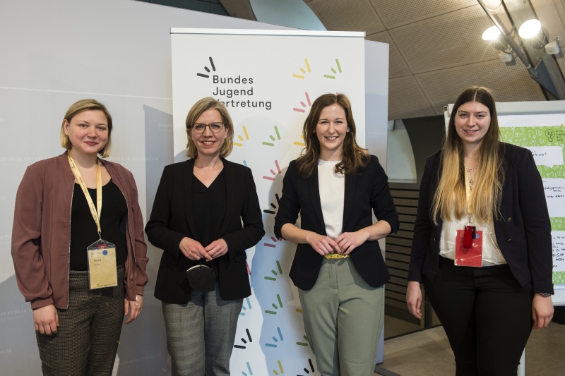 Vorstellung der Projekte. Bildmitte von links: Infrastrukturministerin Leonore Gewessler (GRÜNE), Staatssekretärin Claudia Plakolm (ÖVP), Vorsitzende der Bundesjugenvertretung Sabrina Prochaska und Fiona Herzog