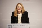Überblick und Einführung in die Thematik durch Leiterin des Rechts-, Legislativ- und Wissenschaftlichen Dienstes der Parlamentsdirektion Gerlinde Wagner