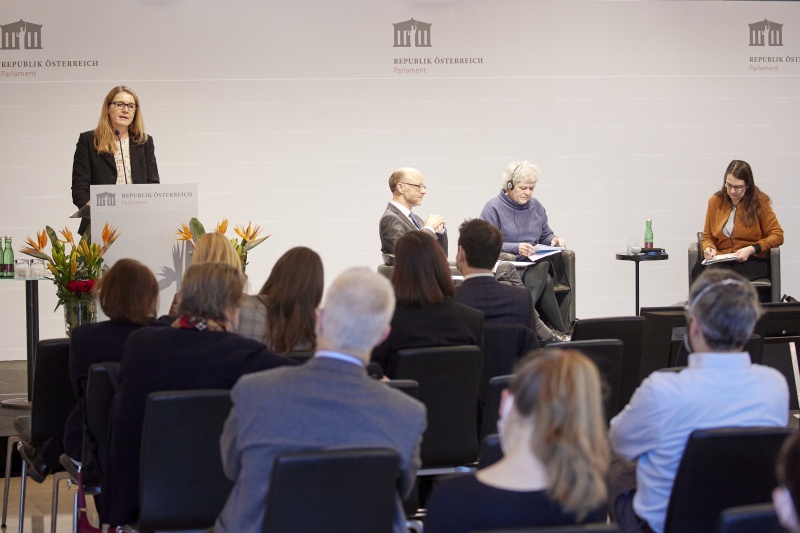 Überblick und Einführung in die Thematik durch Leiterin des Rechts-, Legislativ- und Wissenschaftlichen Dienstes der Parlamentsdirektion Gerlinde Wagner