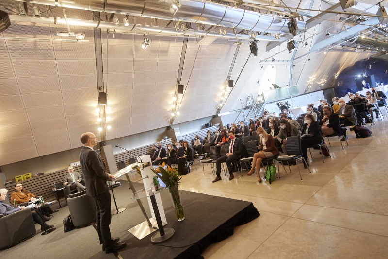 Am Rednerpult Leiter der Datenschutzabteilung im BMJ Eckehart Riedl