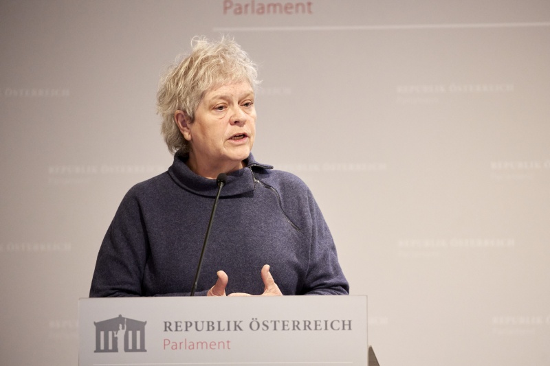 Am Rednerpult Datenschutzbeauftragte der Tweede Kammer der Staten-Generaal Niederlande Bernardien van Leeuwen