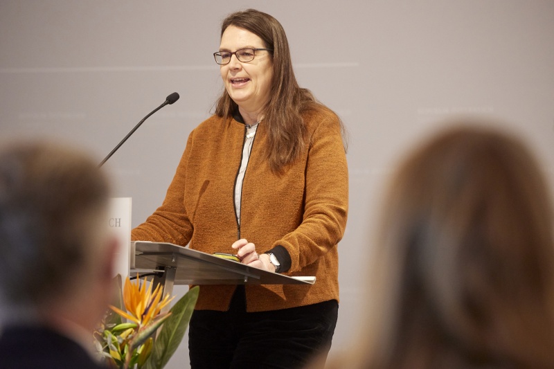 Am Rednerpult Datenschutzbeauftragte des Deutschen Bundestages Bettina Giesecke