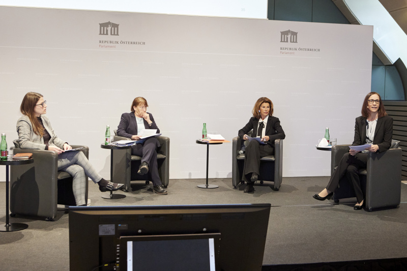 Von links: Datenschutzbeauftragte der Parlamentsdirektion Sarah König, Leiterin der Datenschutzbehörde Andrea Jelinek, Bundeskanzlerin a.D. Brigitte Bierlein, Leiterin der Abteilung Öffentliches Recht und Legistik der Parlamentsdirektion Carina Neugebauer