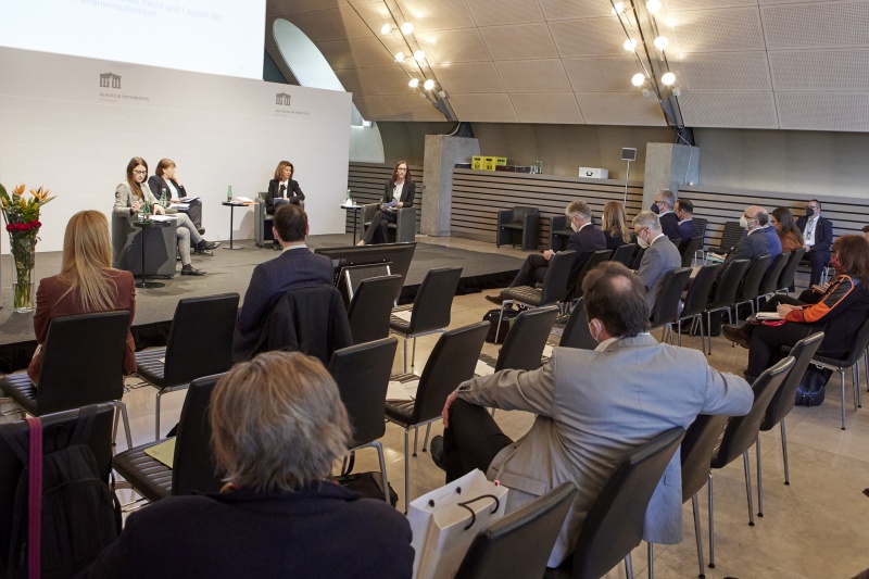 Moderation durch Leiterin der Abteilung Öffentliches Recht und Legistik der Parlamentsdirektion Carina Neugebauer (Podium rechts)