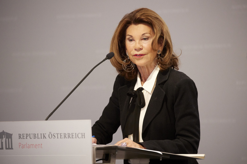 Am Redenerpult Bundeskanzlerin a.D. Brigitte Bierlein