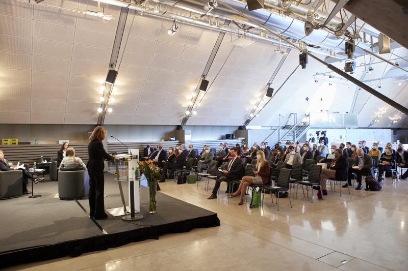 Am Redenerpult Bundeskanzlerin a.D. Brigitte Bierlein