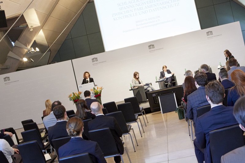 Am Redenerpult Bundeskanzlerin a.D. Brigitte Bierlein