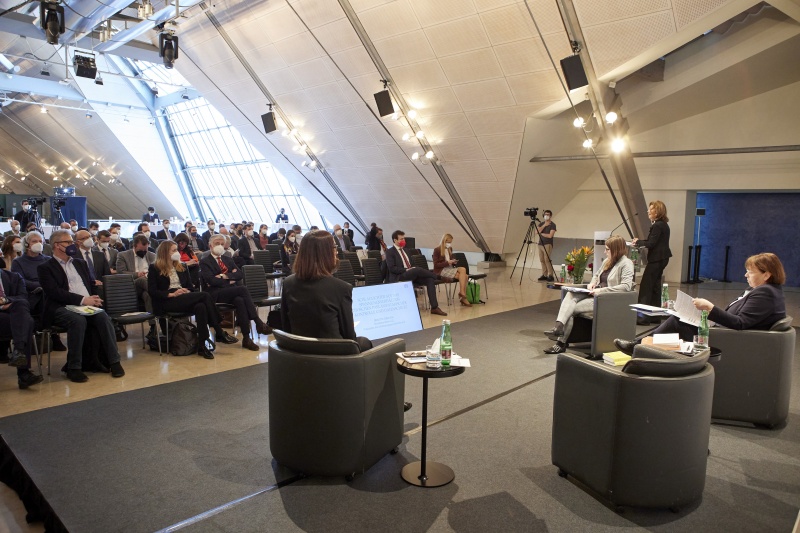 Am Redenerpult Bundeskanzlerin a.D. Brigitte Bierlein