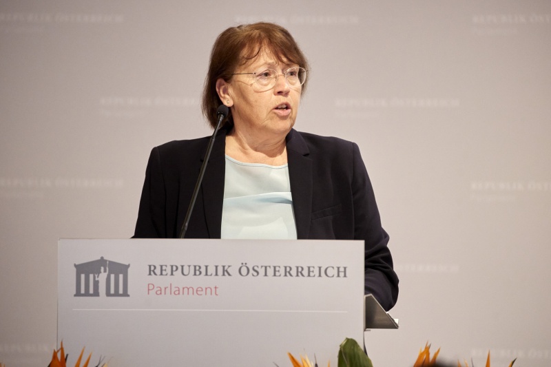 Am Redenerpult Leiterin der Datenschutzbehörde Andrea Jelinek