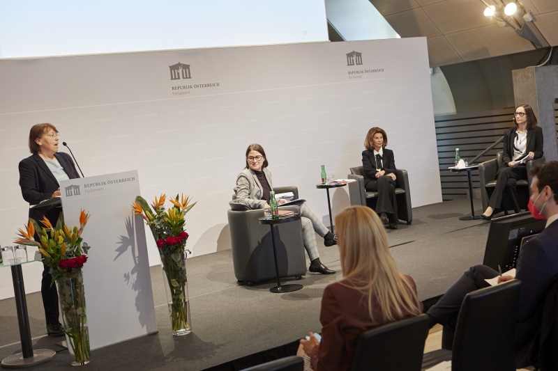 Am Redenerpult Leiterin der Datenschutzbehörde Andrea Jelinek