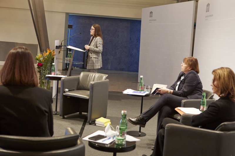 Am Redenerpult Datenschutzbeauftragte der Parlamentsdirektion Sarah König