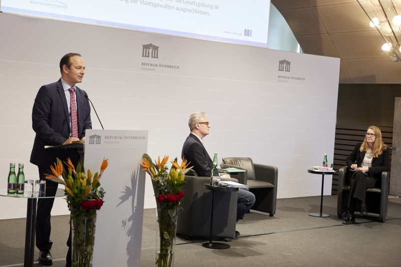 Am Redenerpult Gerhard Baumgartner Alpen-Adria-Universität