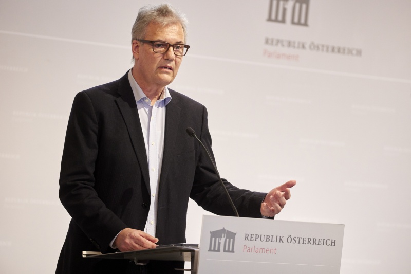 Am Redenerpult Landtagsdirektor Wolfgang Steiner