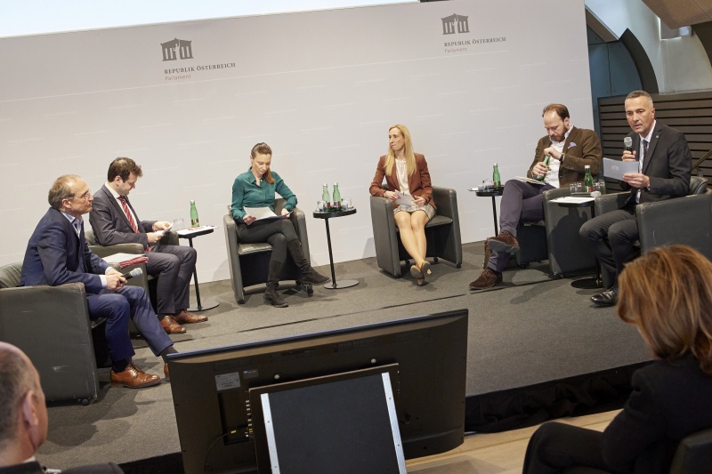 Von links: Nationalratsabgeordneter Wolfgang Gerstl (ÖVP), Bundesrat Sascha Obrecht (SPÖ), Nationalratsabgeordnete Susanne Fürst (FPÖ), Nationalratsabgeordnete Agnes Sirkka Prammer (GRÜNE), Nationalratsabgeordneter Nikolaus Scherak (NEOS), Sprecher der Parlamentsdirektion Karl-Heinz Grundböck