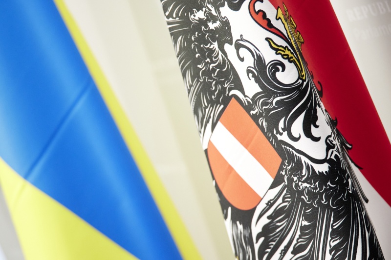 Fahnen von Ukraine und Österreich