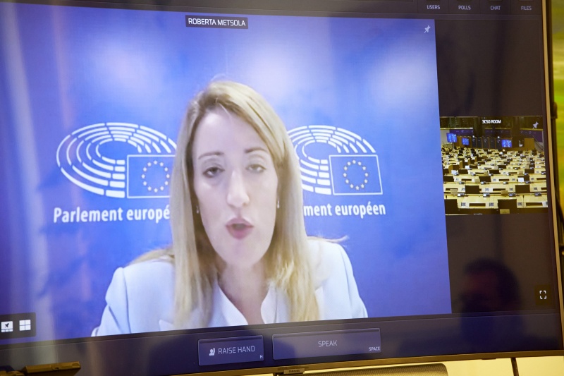 Auf dem Monitor: EU-Parlamentspräsidentin Roberta Metsola