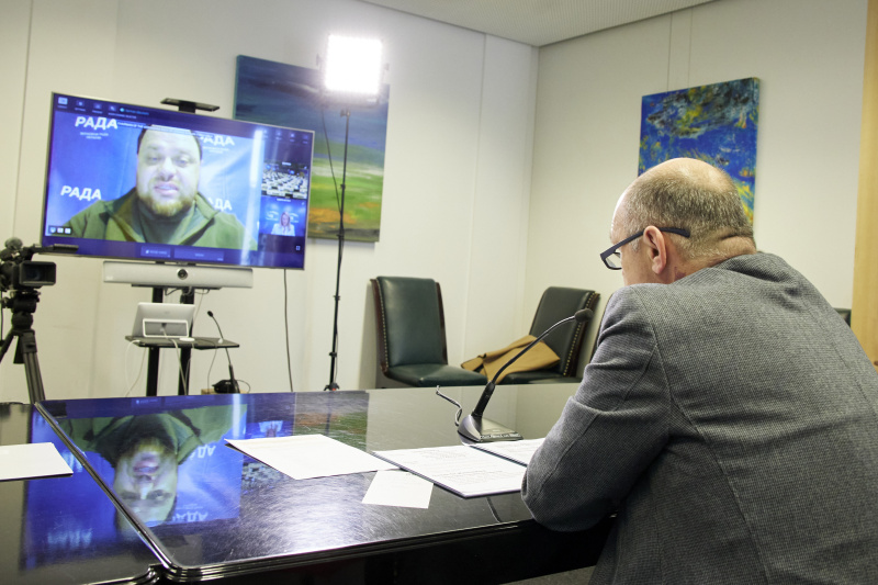 Nationalratspräsident Wolfgang Sobotka (ÖVP), auf dem Monitor: Präsident der Werchowna Rada der Ukraine Ruslan Stefanchuk