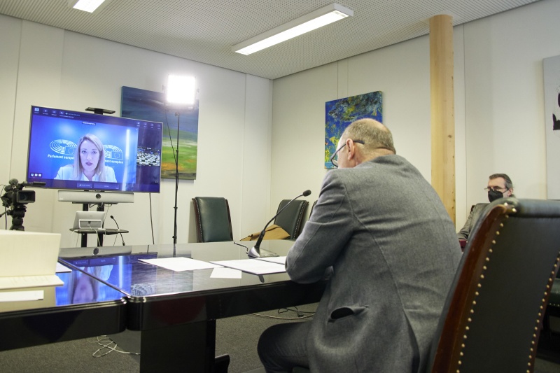 Nationalratspräsident Wolfgang Sobotka (ÖVP), auf dem Monitor: EU-Parlamentspräsidentin Roberta Metsola