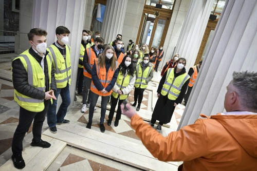 SchülerInnen des BG Wieselburg bei einer exklusiven Führung auf der Baustelle des Parlementsgebäudes