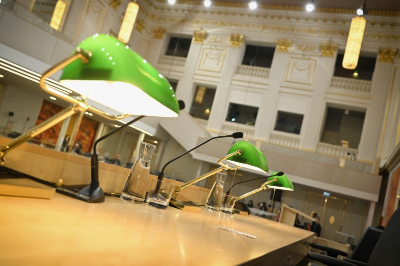 Präsidium mit Leselampen