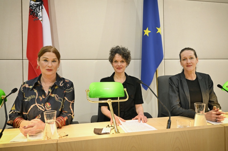 Lesung, von links: Dörte Lyssewski, Dorothee Hartinger, Sabine Haupt
