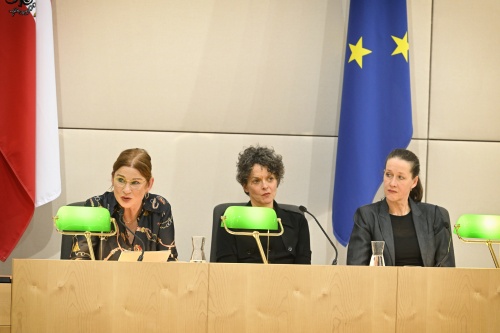 Lesung, von links: Dörte Lyssewski, Dorothee Hartinger, Sabine Haupt